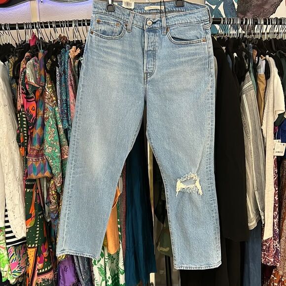 NWT Levi’s Wedgie Straight Women’s Jeans Denim Ripped Knee - Picture 11 of 11